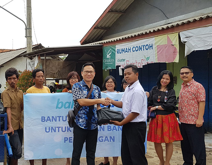 BCA Serahkan Bantuan 218 Paket Sembako kepada Korban Bencana Banjir Pekalongan-Batang