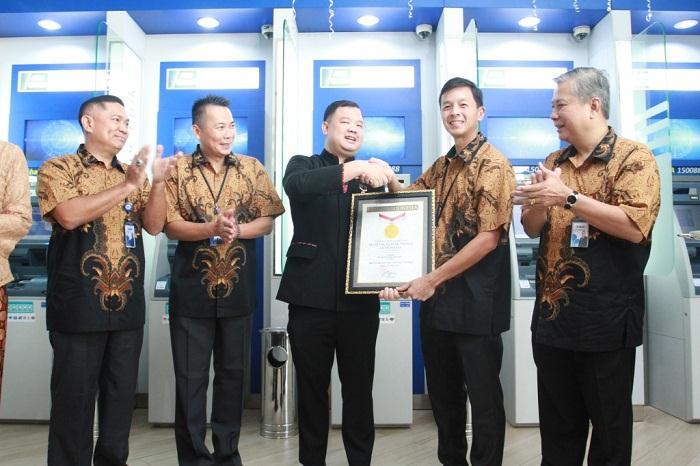 Mesin Setor Tarik (CRM) BCA Pecahkan Rekor MURI