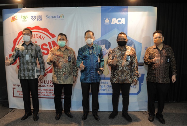 BCA bekerja sama dengan Kimia Farma Laksanakan Simbolis Vaksinasi Gotong Royong
